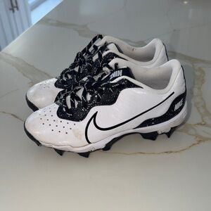 Nike Kids White and Black softball/baseball cleats
